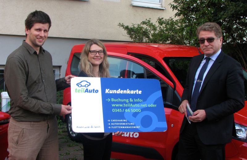 Dr. Bähr vom Verkehrswende e.V. und Frau Wilhelm von teilAuto überreichen Oberbürgermeister Hr. Schmitz-Gielsdorf symbolisch eine Kundenkarte